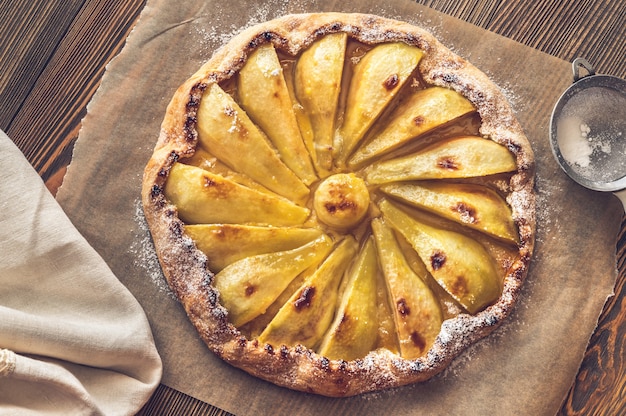 Galette di pere e zenzero su carta da forno