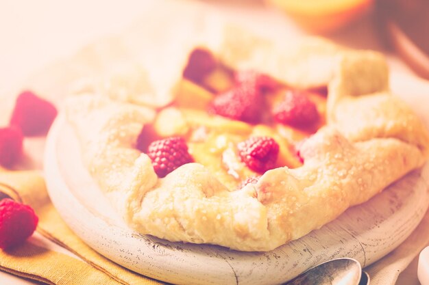 Galette di pesche fatte in casa con pesche al carbone.