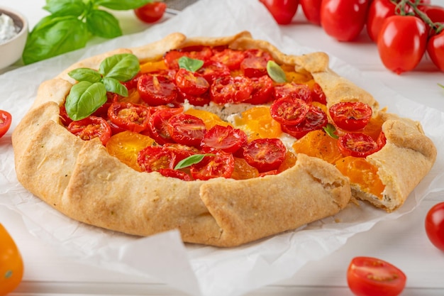 Galette di pomodori o torta con formaggio ed erbe aromatiche Piatto vegetariano Messa a fuoco selettiva