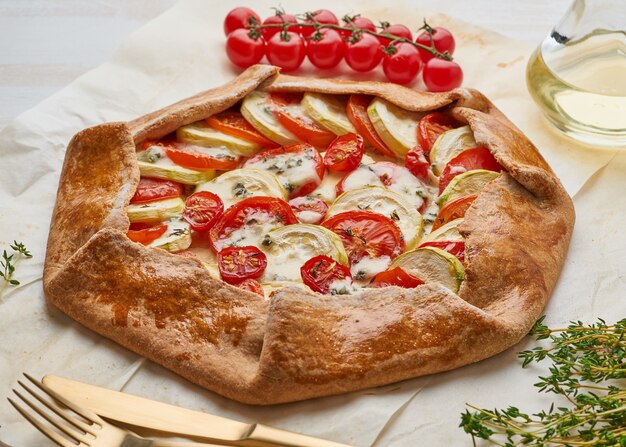 Galette fatta in casa con verdure, torta integrale con pomodori, zucchine, formaggio.