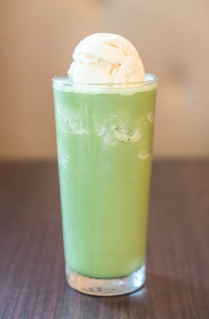 Galleggiante di gelato con frappe di tè verde