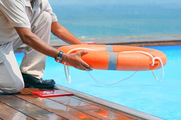 Galleggiante rosso anello piscina salvagente