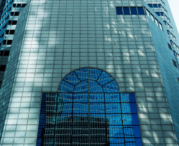 Galleria blu sulla facciata in vetro