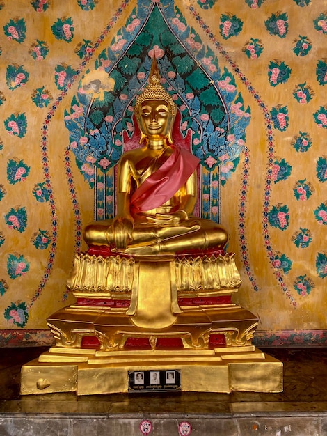 Galleria con vecchie navi del Buddha seduto nel tempio buddista Wat Arun Bangkok Thailandia