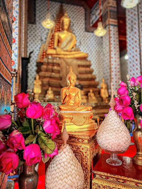 Galleria con vecchie navi del Buddha seduto nel tempio buddista Wat Arun Bangkok Thailandia