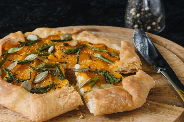 Gallet con zucca su tavola di legno