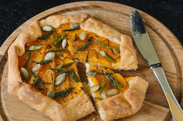 Gallet con zucca su tavola di legno