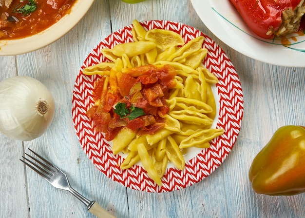 Galuska, Gnocchi ungheresi, Cucina ungherese, Piatti tradizionali assortiti, Vista dall'alto.