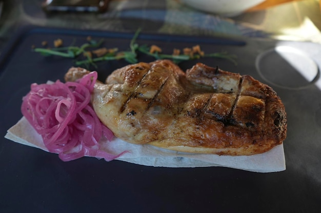 gamba di pollo alla griglia con cipolla rossa marinata pollo barbecue in tandoor bellissimo ristorante che serve