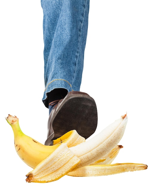 Gamba sinistra in jeans e scarpa che calpesta la banana