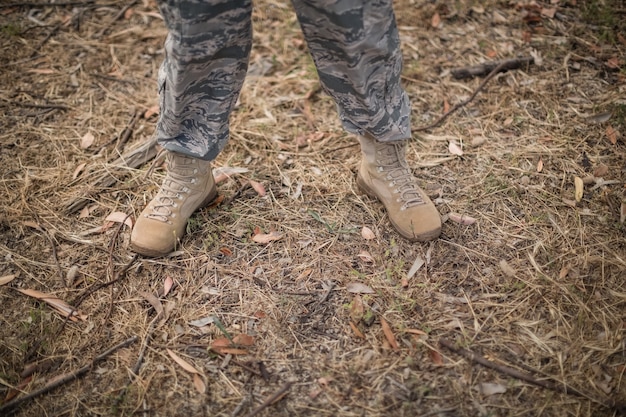 Gambe del soldato militare in piedi nel campo di addestramento