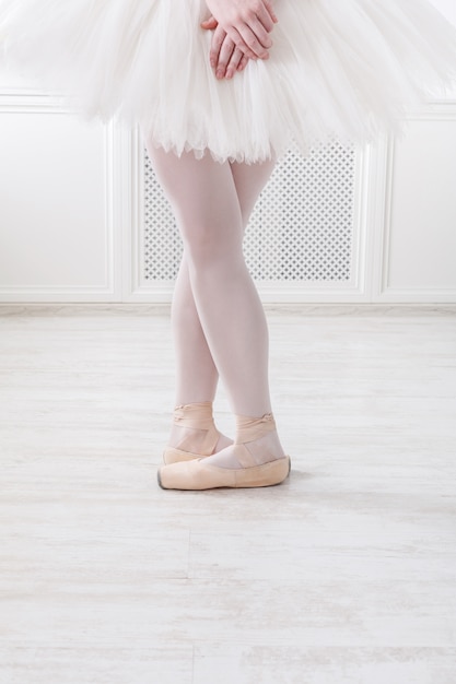 Gambe della ballerina in quinta posizione