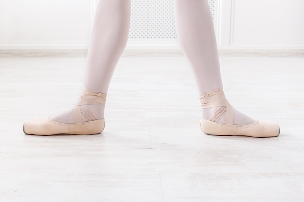 Gambe della ballerina in seconda posizione