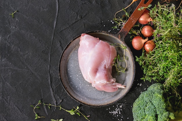 Gambe di coniglio crudo con verdure