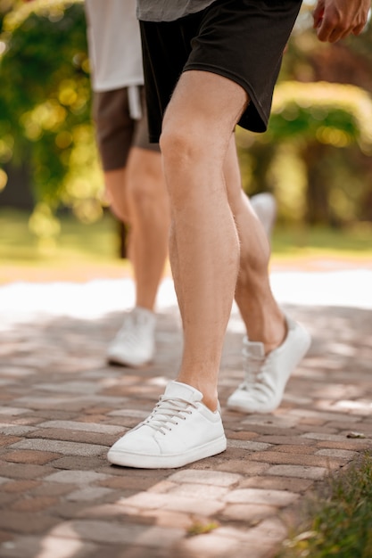 Gambe di due uomini che corrono all'aperto
