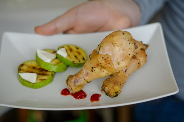 Gambe di pollo con zucchine