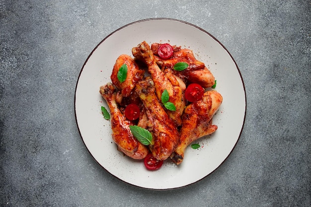 gambe di pollo fritte in salsa di soia spezie erbe vista dall'alto fatte in casa