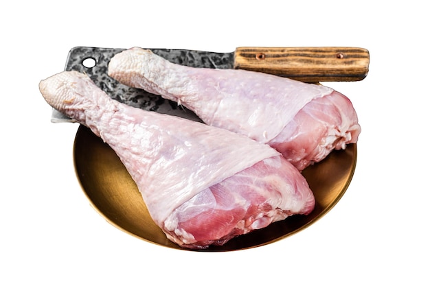 Gambe di tacchino fresche bastoncini di tamburo carne di pollame cruda con coltello da macellaio isolata su sfondo bianco vista dall'alto