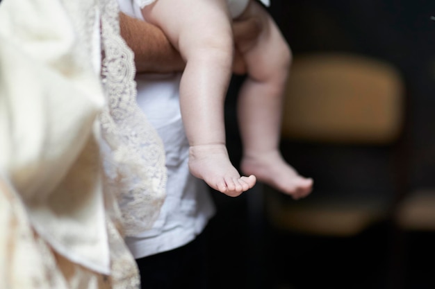 gambe di un bambino piccolo primo piano Battesimo