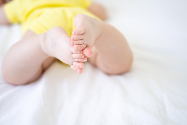 Gambe di un bambino sano primo piano il bambino è sdraiato sulla pancia