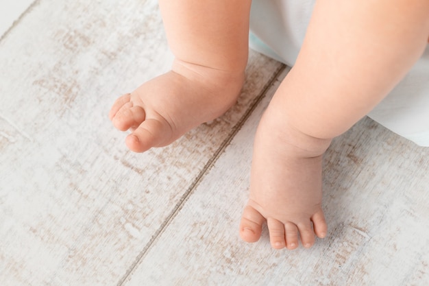 Gambe di un bambino su un primo piano di sfondo grigio chiaro