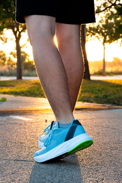 gambe di un giovane sportivo che cammina al mattino