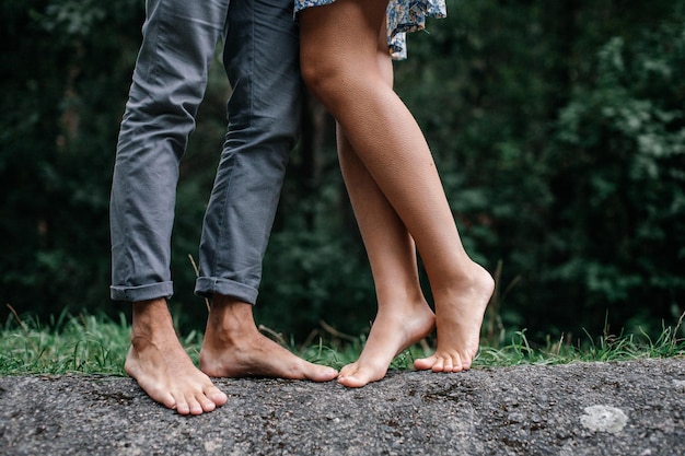 Gambe di un ragazzo e una ragazza