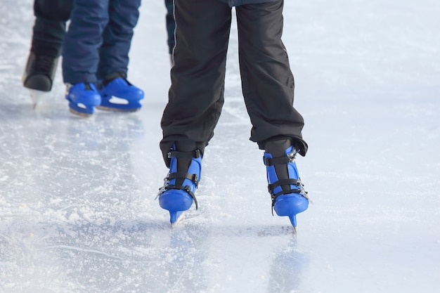 Gambe di un uomo che pattina su una pista di pattinaggio sul ghiaccio.