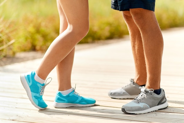 gambe di una coppia di sportivi in scarpe da ginnastica all'aperto