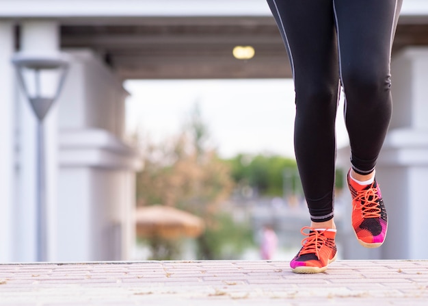 Gambe di una donna che corre all'aperto