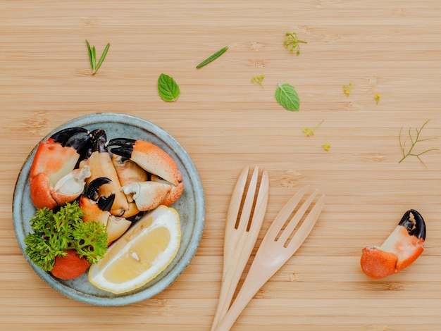 Gambe e artigli di granchio cotti serviti con limone in piatto