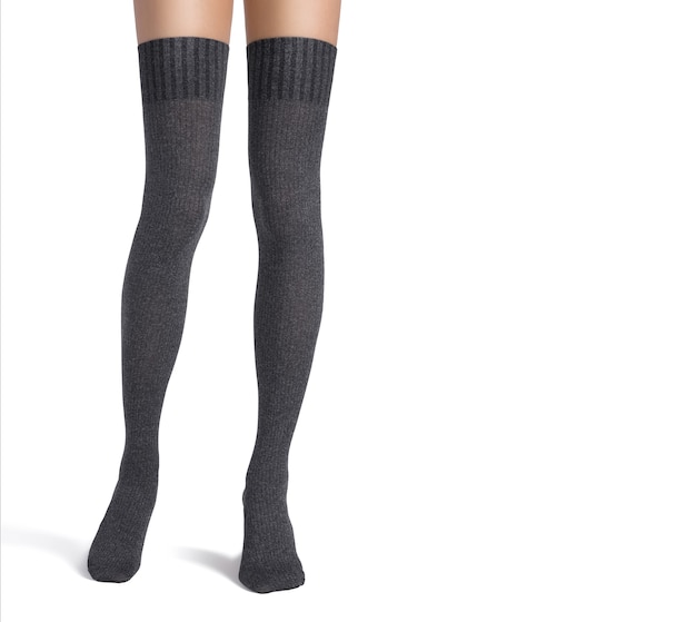 Gambe femminili in collant neri a metà coscia isolati su sfondo bianco