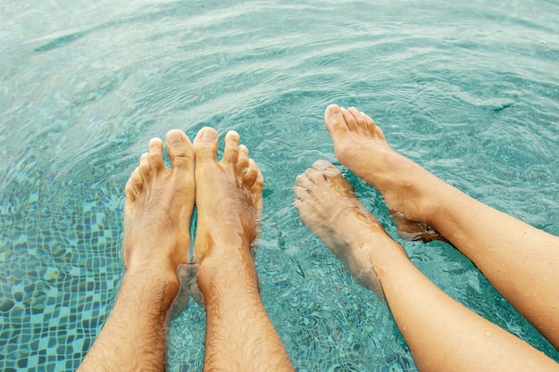 Gambe in piscina