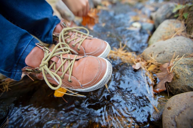 Gambe in scarpe di cuoio su uno sfondo di natura