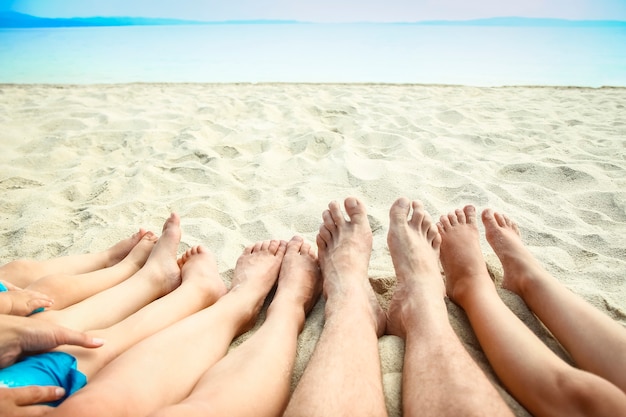 gambe nella sabbia del mare