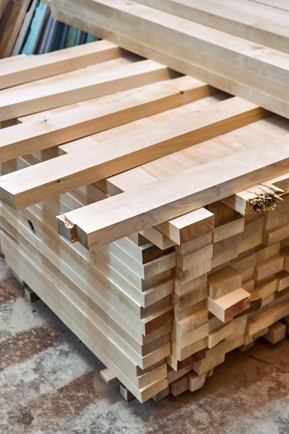 Gambe per tavoli in legno Gambe per tavoli in legno impilate in officina Produzione di mobili