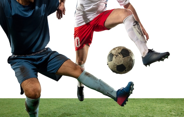 Gambe ravvicinate di calcio professionistico, giocatori di calcio che combattono per la palla