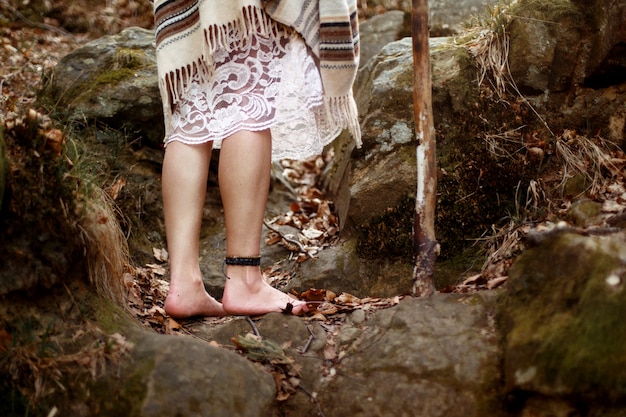 Gambe senza scarpe su rocce