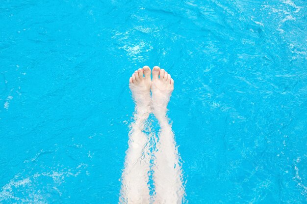 Gambe sull'acqua blu