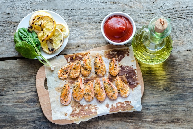 Gamberetti al limone e salsa piccante sul tavolo di legno