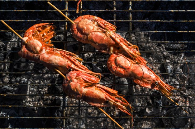 Gamberetti alla griglia di frutti di mare sul cibo del fornello