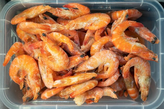 Gamberetti congelati in frigo al mercato del pesce mangiare sano e concetto di mercato del pesce