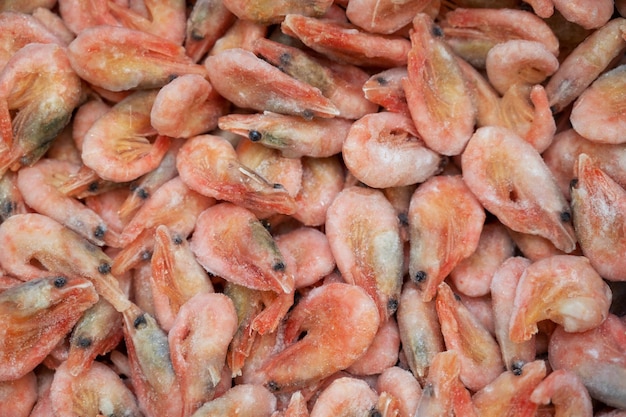 Gamberetti congelati in frigo al mercato del pesce mangiare sano e concetto di mercato del pesce