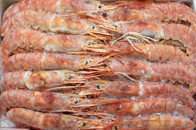 Gamberetti congelati in frigo al mercato del pesce mangiare sano e concetto di mercato del pesce