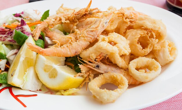 Gamberetti e calamari fritti con il limone.