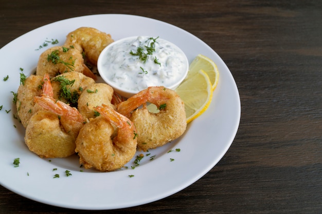 Gamberetti fritti in pastella con salsa tartara