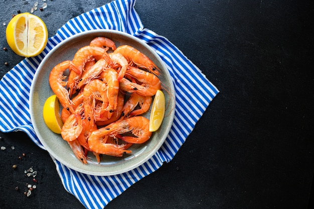 Gamberetti gamberetti cucinati frutti di mare pronti da mangiare che servono