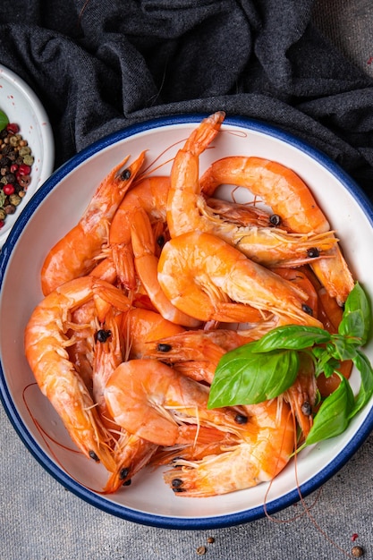 gamberetti gamberi freschi frutti di mare spuntino delizioso pasto sano cibo spuntino dieta sul tavolo copia spazio