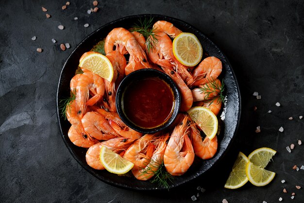 Gamberetti grandi cotti con limone, aneto e salsa di pomodoro