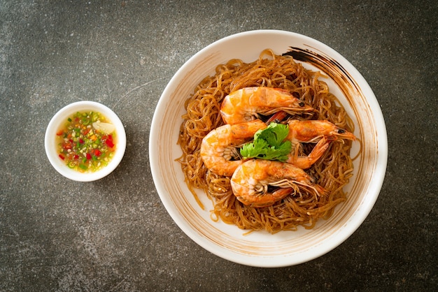 Gamberetti in casseruola o al forno con pasta di vetro o gamberi in vaso con vermicelli